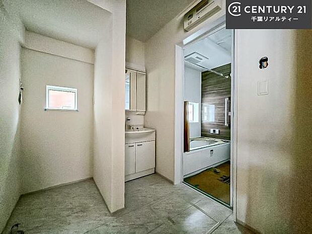 小窓付きの明るい洗面室です!湿気もすぐに入れ替えができて清潔に保つことができます!自然光が差し込むのでお化粧の仕上がりも良くなりますね!