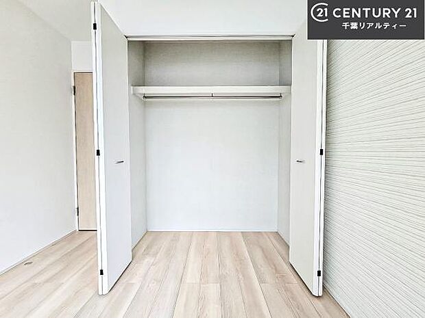 住空間をすっきり使うためには必須ポイントの収納スペースですよね。是非現地でご確認ください!