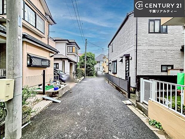 前面道路は4m!陽当り良好な立地です。車庫入れが苦手な方も安心ですね。