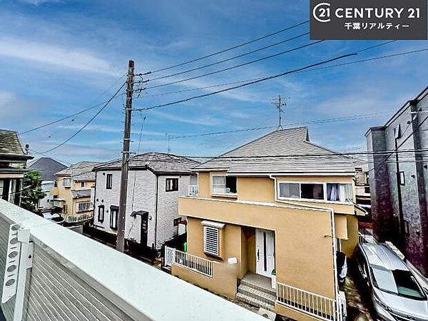 落ち着きある住宅街、周囲には高い建物がなく、緑が多く空が広く開放感があり、陽当りを大きく遮られることもありません。気持ちの良い風が通り抜ける街並みです。