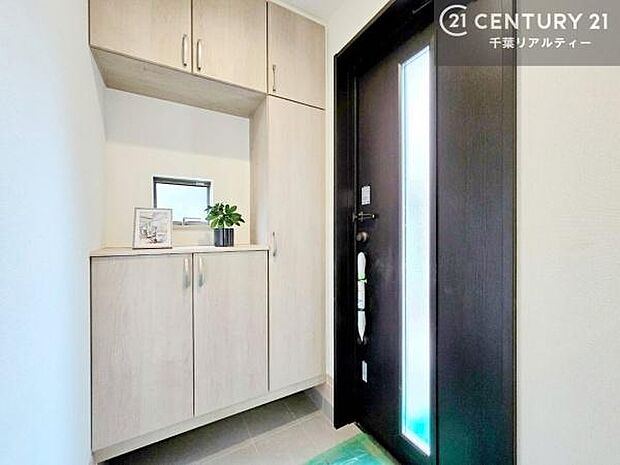 シューズボックス付きなので、玄関が片付きお掃除がしやすいです！スッキリした玄関で戸を開けた瞬間、清潔感のある心地いい空間が出迎えてくれます。