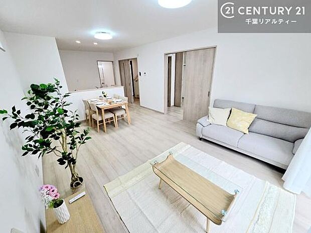 開放感のある広々LDK！ソファーやダイニングテーブルを置いても窮屈にならないので快適に過ごせます！コミュニケーションが取りやすいリビングです！