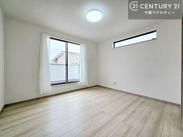 バルコニーに面した洋室は、やわらかな朝日が差し込む心地よい空間。爽やかな光に包まれて気持ちよく目覚められるため、寝室に最適なお部屋です。朝の換気やお布団干しも快適に行えます。