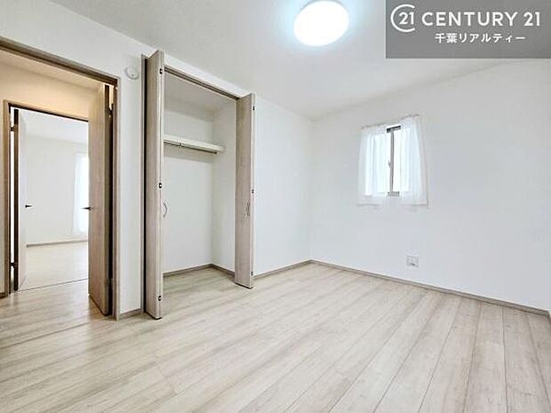 掃き出し窓がないお部屋は、お子様のお部屋としても安心です！収納スペースも充実しているので散らかったお部屋をサッと片付けられます！
