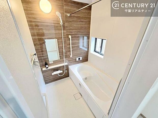 広々バスで一日の疲れをリフレッシュ。足が伸ばせるので、浴槽にもゆったりと浸かれますね！毎日のバスタイムが楽しみになります。