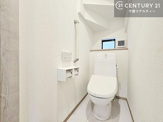 温水洗浄便座につき、冬場は便座が暖かくできるので冷たい便座に座らずに済む嬉しい仕様です！