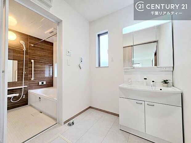 三面鏡仕様の洗面所は、身だしなみがしやすい造り！裏は収納になっています。ドライヤーやお化粧道具を片付けられるので洗面台周りをスッキリと見せることが出来ます！小窓付きで換気もしっかりできます！