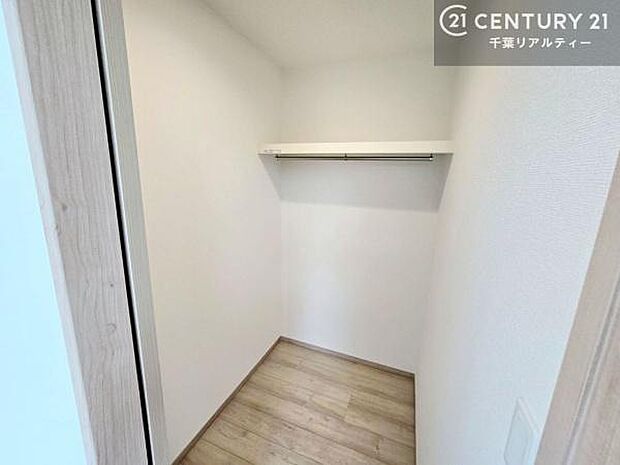ウォークインクローゼット付きです。たくさんのお洋服などを収納しておけそうですね！他にも扇風機や加湿器など季節物の大きな家電も収納できます！