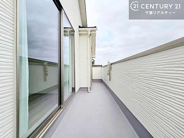 陽当たりの良いバルコニーで、お洗濯物もよく乾きそうですね！お天気の良い日にはバルコニーへ出てリフレッシュするのも気持ちよさそうです。