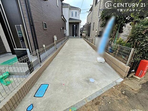 駐車スペースは2台分あります！セカンドカーはもちろん、バイクや自転車なども置き場所に困りません。