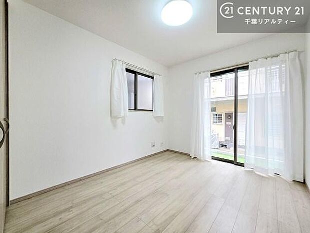 リビングに隣接した洋室は、開放すればLDKとつながる開放的な空間に。お子様の遊び場やワークスペース、客間など多目的に活用できる便利なお部屋です。