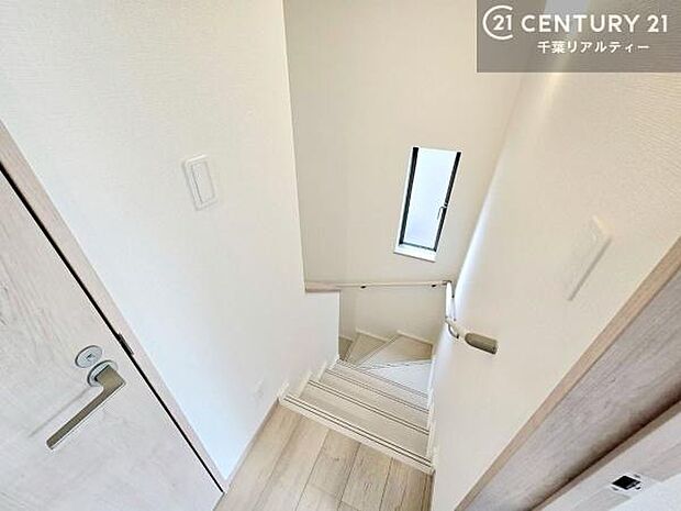 階段は明るく手摺りもついています！お子様やご年配の方も安心してご利用頂けますね！