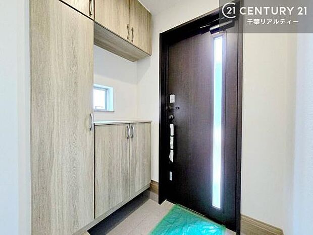 疲れて帰ってきても、ただいま！を言いたくなる、優しく迎え入れてくれる空間になっています。明るく温もり溢れる玄関です！