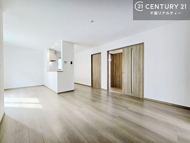 心地良いリビングは家族が自然と集まります。家族団欒の時間が増えそうです。ご家族と、より一層充実した時間を過ごせそうですね。明るく開放的な空間です。