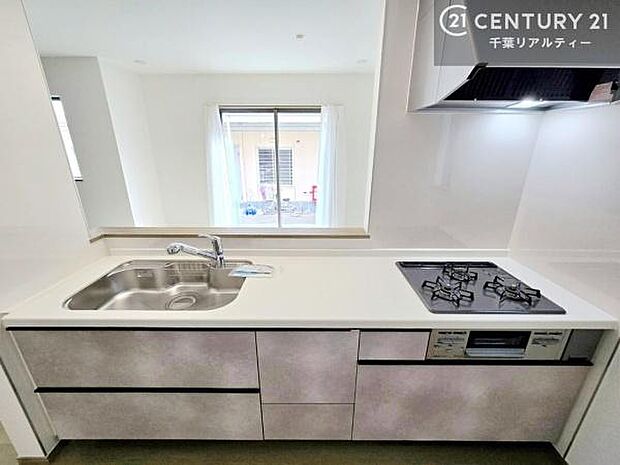 大人気の対面式システムキッチンを採用しています！ご家族のコミュニケーションが自然と増える設計です。お子様にも目が届くので嬉しいですね！広々使えて快適で作業が進みます。