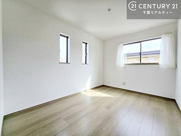 掃き出し窓がないお部屋は、お子様のお部屋としても安心です！収納スペースも充実しているので散らかったお部屋をサッと片付けられます！