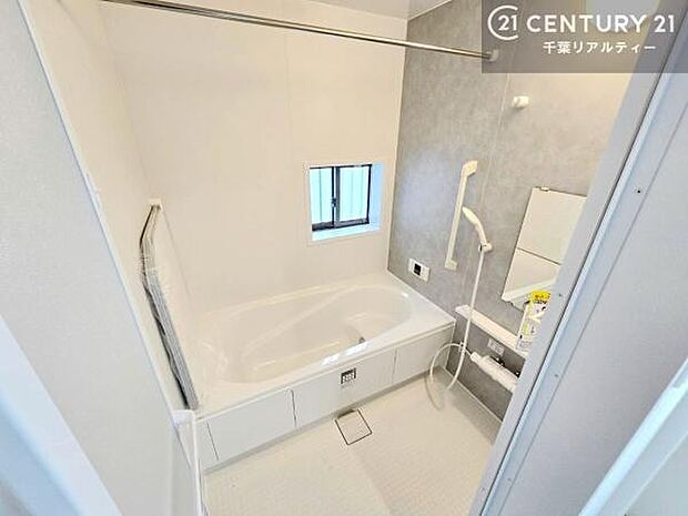 落ち着きある大人の雰囲気のバスルームは、味が出ていてバスタイムが充実！お仕事頑張っているご褒美にお好みの匂いの入浴剤を入れて、楽しんでみてはいかがでしょうか？