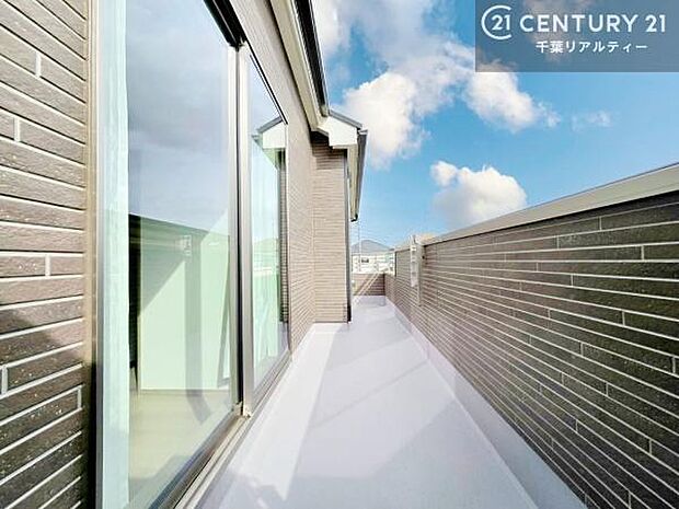 陽当たりの良いバルコニーで、お洗濯物もよく乾きそうですね！お天気の良い日にはバルコニーへ出てリフレッシュするのも気持ちよさそうです。