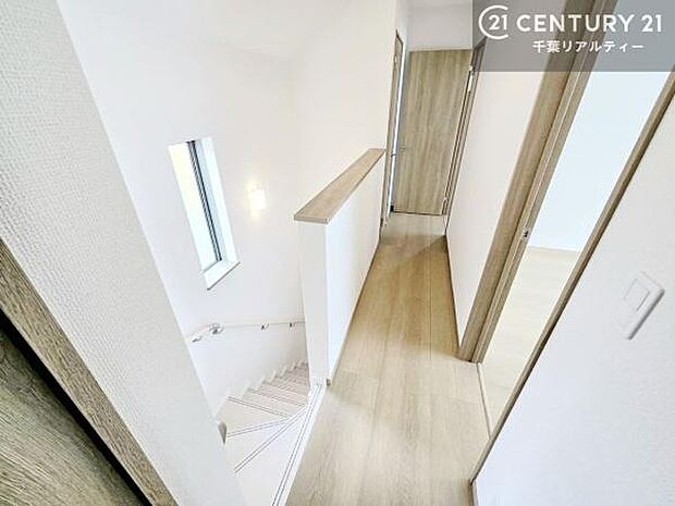 階段は明るく手摺りもついています！お子様やご年配の方も安心してご利用頂けますね！