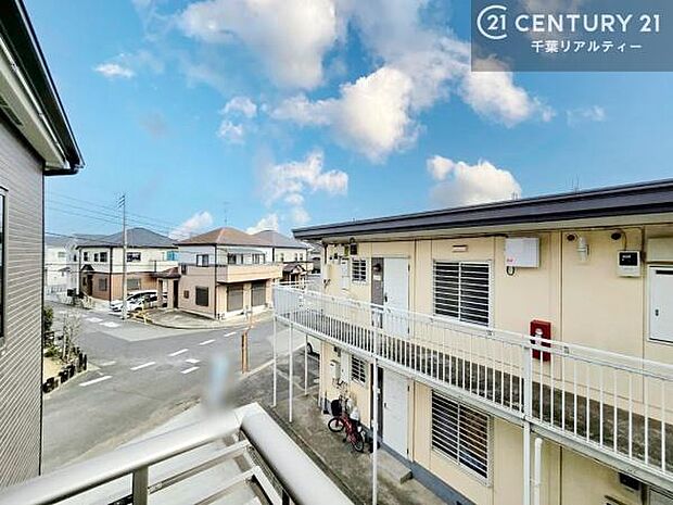 周囲は住宅街のため、落ち着いた住環境が魅力。日常の生活音も穏やかで、ゆったりとお過ごしいただけます。