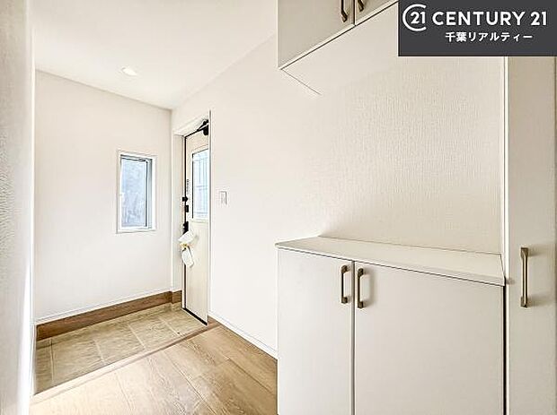 シューズボックス付きなので、玄関が片付きお掃除がしやすいです!スッキリした玄関で戸を開けた瞬間、清潔感のある心地いい空間が出迎えてくれます。