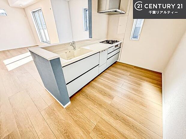 大人気の対面式システムキッチンを採用しています!ご家族のコミュニケーションが自然と増える設計です。お子様にも目が届くので嬉しいですね!広々使えて快適に作業が進みます。