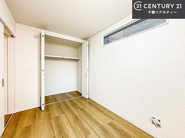 優しい光が差し込む洋室は、朝の目覚めも気持ちが良さそうですね。おうち時間もゆったりと過ごすことができます。優しい色合いのフローリングがどんな家具にもマッチします!