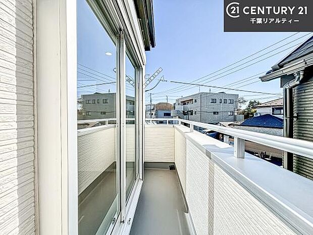 落ち着きある住宅街です!周囲には高い建物がなく、空が広く開放感があり、陽当たりを大きく遮られることもありません!気持ちの良い風が通り抜ける街並みです!