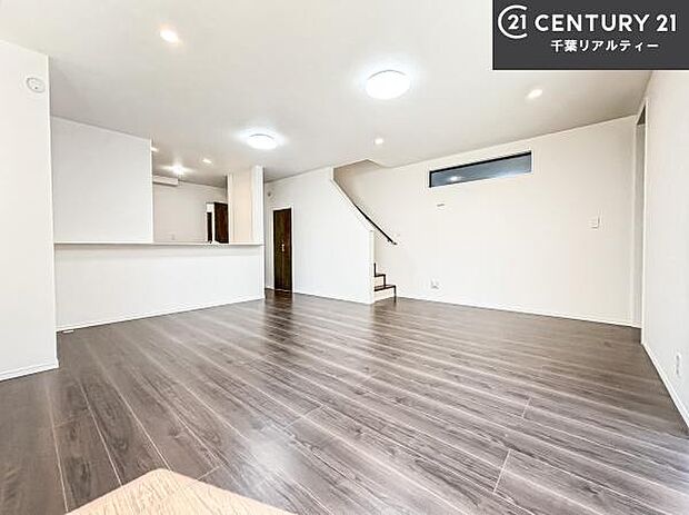 開放感のある広々LDK!ソファーやダイニングテーブルを置いても窮屈にならないので快適に過ごせます!コミュニケーションが取りやすいリビングです!