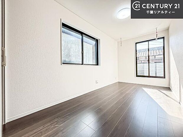 シンプルにデザインされているため、家具を選びません!お気に入りの家具を置いてくつろげる空間を作ることができます。