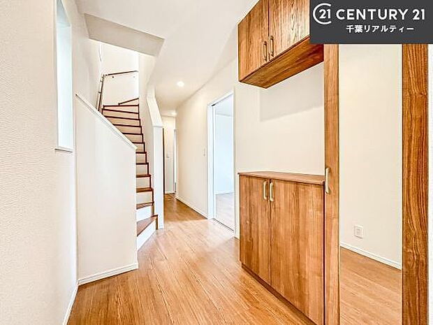 シューズボックス付きなので、玄関が片付きお掃除がしやすいです!スッキリした玄関で戸を開けた瞬間、清潔感のある心地いい空間が出迎えてくれます。