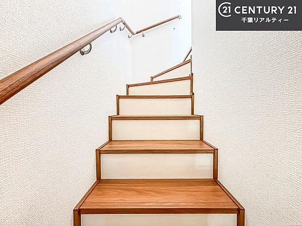 階段は明るく手摺りもついています!お子様やご年配の方も安心してご利用頂けますね!