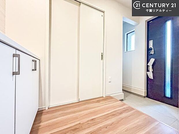 シューズボックス付きなので、玄関が片付きお掃除がしやすいです!スッキリした玄関で戸を開けた瞬間、清潔感のある心地いい空間が出迎えてくれます。