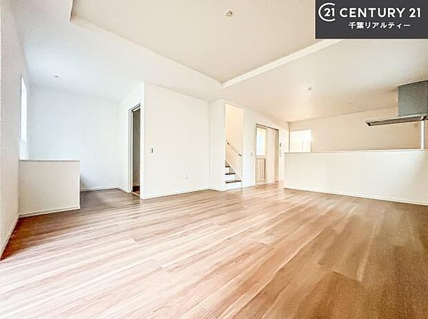 開放感のある広々LDK!ソファーやダイニングテーブルを置いても窮屈にならないので快適に過ごせます!コミュニケーションが取りやすいリビングです!