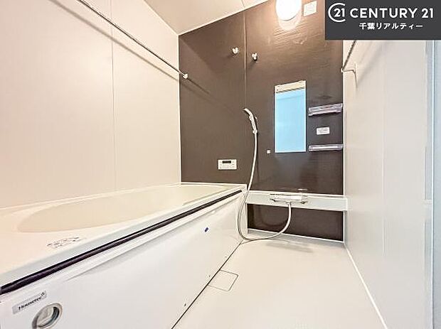 落ち着きある大人の雰囲気のバスルームは、味が出ていてバスタイムが充実!お仕事頑張っているご褒美にお好みの匂いの入浴剤を入れて、楽しんでみてはいかがでしょうか?