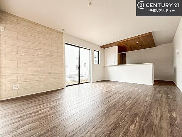 大きな窓からたっぷりの陽ざしが入る明るいリビング。開放感のあるリビングで家族団らんのくつろぎの時間を過ごせます。