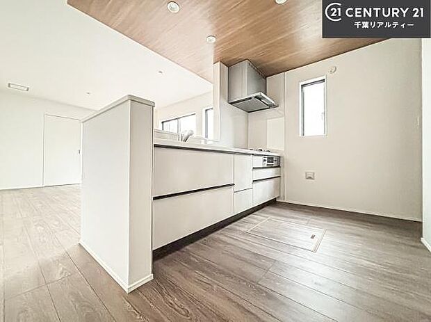 大人気の対面式システムキッチンを採用しています!ご家族のコミュニケーションが自然と増える設計です。お子様にも目が届くので嬉しいですね。広々使えて快適に作業が進みます。