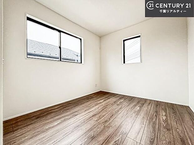 掃き出し窓がないお部屋は、お子様のお部屋としても安心です!収納スペースも充実しているので散らかったお部屋をサッと片付けられます!