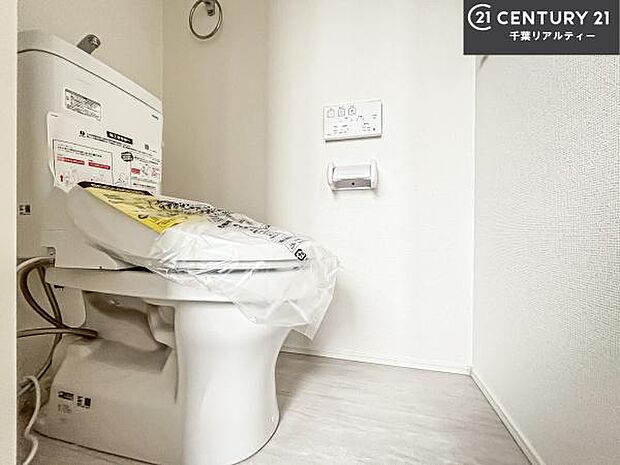 1・2階にトイレがございます!朝の忙しい時間帯も待たずにすみそうですね。白を基調とした清潔感のあるトイレでお手入れがしやすいです!