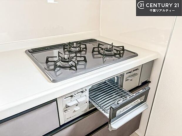 コンロは三口あるのでお料理の同時進行ができます。もちろんグリル付きです。調理スペースも広々している為作業がしやすい!