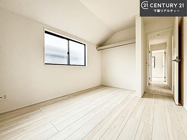 収納力のある洋室です。お部屋もすっきり広々と使えて気持ちが良いです!キレイな明るいお部屋で過ごすのは、更にのんびりゆっくりできますね!