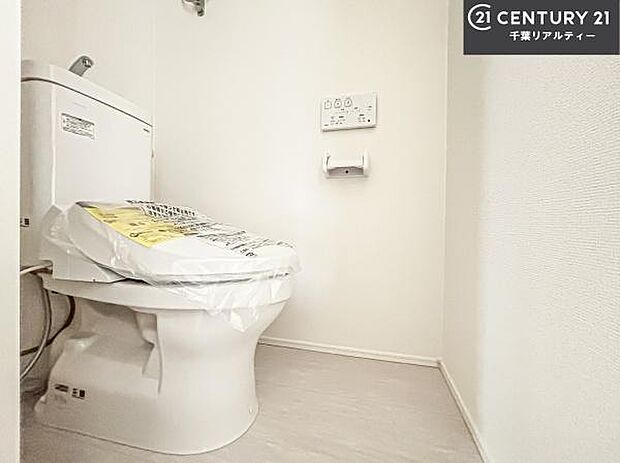 1・2階にトイレがございます!朝の忙しい時間帯も待たずにすみそうですね。白を基調とした清潔感のあるトイレでお手入れがしやすいです!