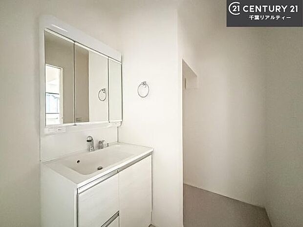 三面鏡仕様の洗面所は、身だしなみがしやすい造り！裏は収納になっています。ドライヤーやお化粧道具を片付けられるので洗面台周りをスッキリと見せることが出来ます！