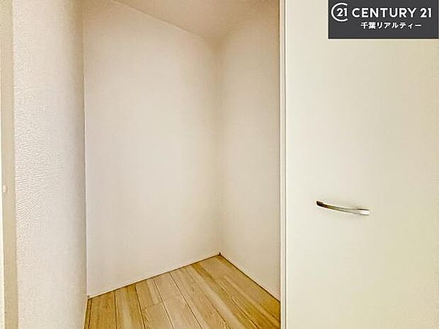 ウォークインクローゼット付きです。たくさんのお洋服などを収納しておけそうですね!他にも扇風機や加湿器など季節物の大きな家電も収納できます。