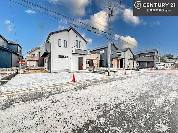 前面道路は広々としており、車の出し入れもラクラク。開放感あふれる立地で、安心して暮らせる住まいです。