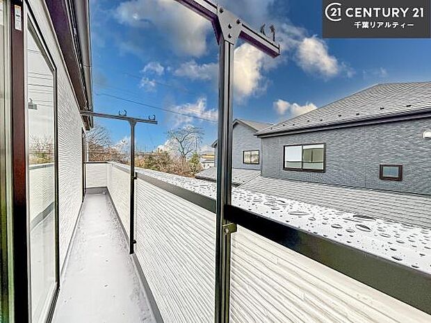 落ち着きある住宅街です!周囲には高い建物がなく、空が広く開放感があり、陽当たりを大きく遮られることもありません!気持ちの良い風が通り抜ける街並みです!