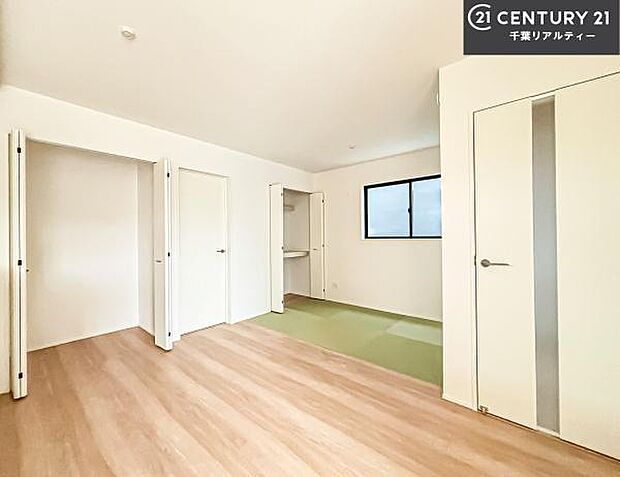 大きな窓からたっぷりの陽ざしが入る明るいリビング。開放感のあるリビングで家族団らんのくつろぎの時間を過ごせます。