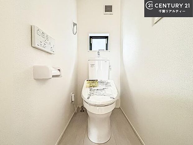 1・2階にトイレがございます!朝の忙しい時間帯も待たずにすみそうですね。白を基調とした清潔感のあるトイレでお手入れがしやすいです!