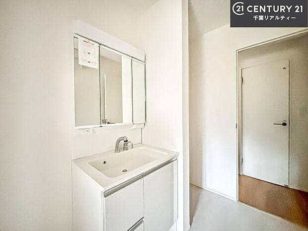 三面鏡仕様の洗面所は、身だしなみがしやすい造り!裏は収納になっています。ドライヤーやお化粧道具を片付けられるので洗面台周りをスッキリと見せることが出来ます!