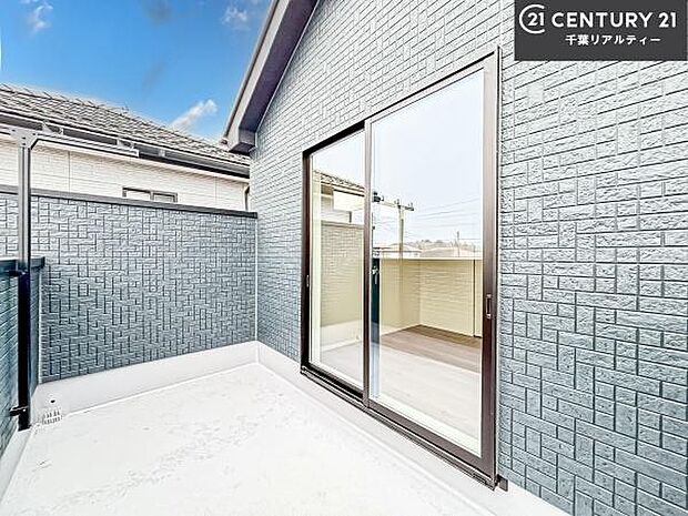 陽当たり良好なバルコニーです!晴れた日には青い空を見渡せる開放的な時間を楽しめます。